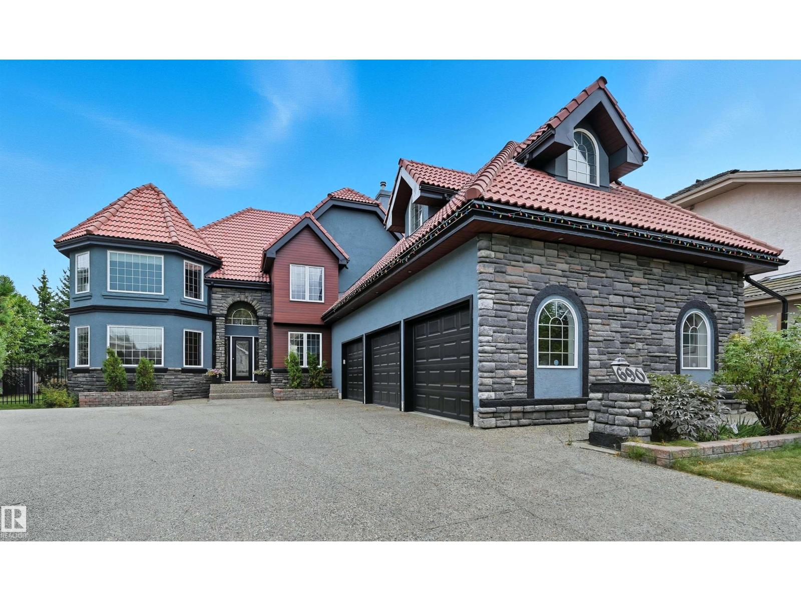690 Henderson St NW, Edmonton, AB T6R 2R8