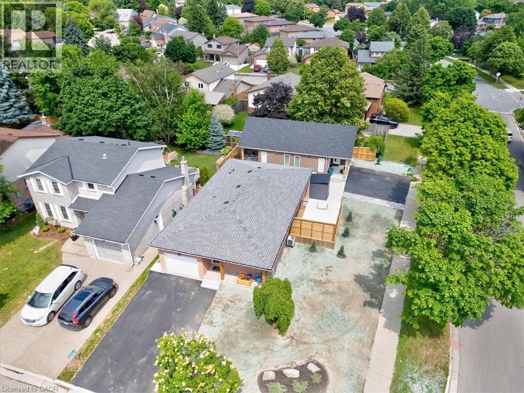 2 Pipers Green Ct, Kitchener, ON N2E 3C6