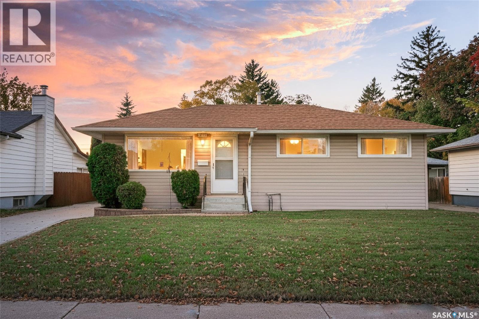 1810 Sommerfeld Ave, Saskatoon, SK S7H 2S8