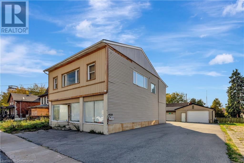 4528 Bridge St, Niagara Falls, ON L2E 2R7