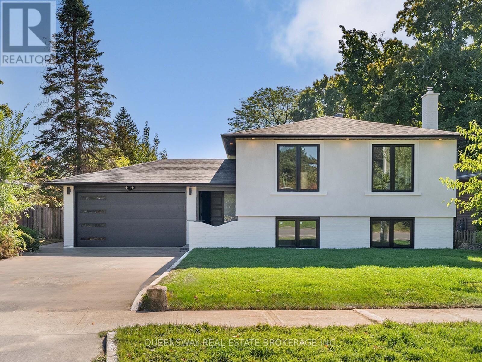 1128 Pinegrove Rd, Oakville, ON L6L 2W6