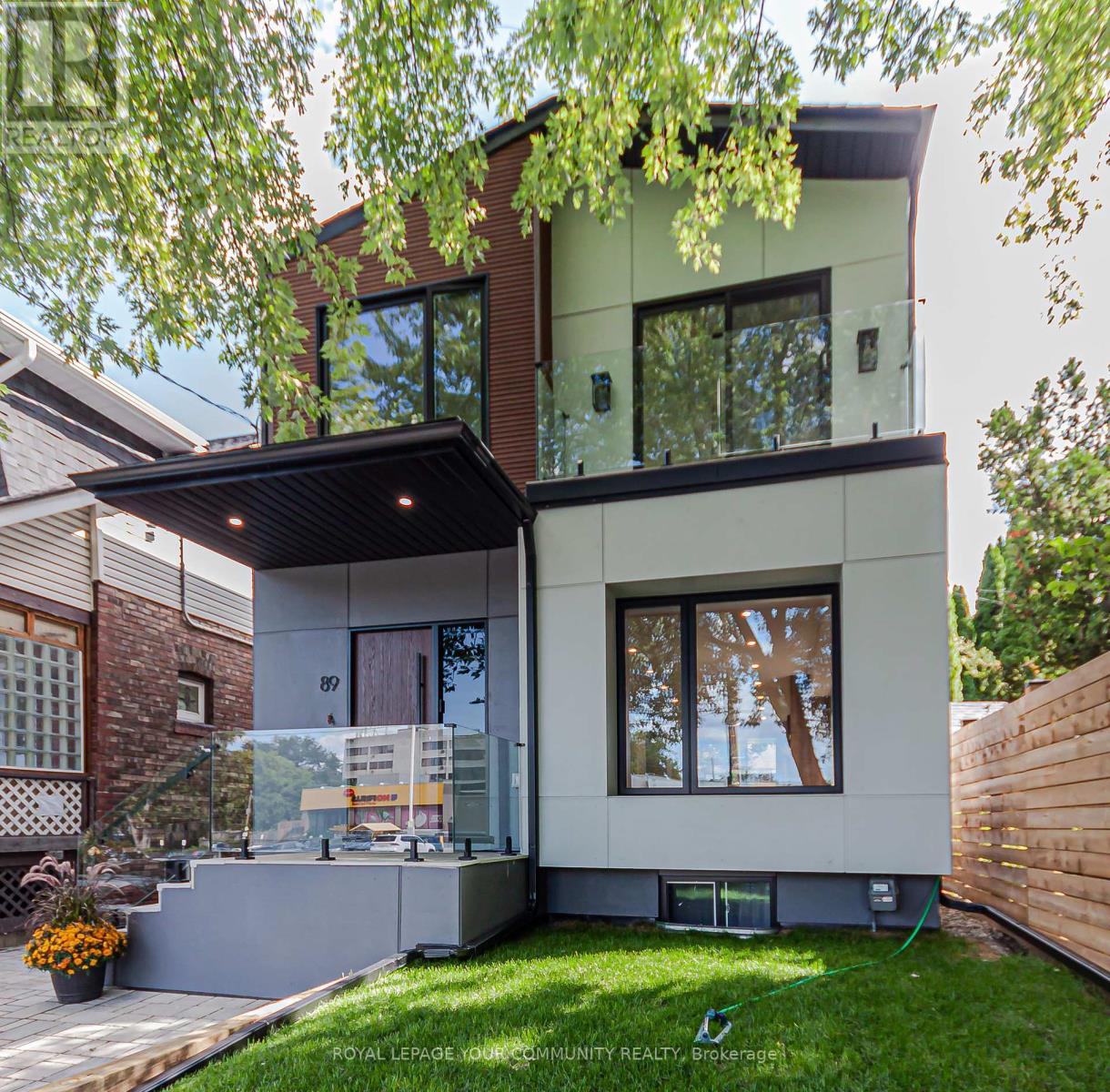 89 Gainsborough Rd, Toronto, ON M4L 3C3