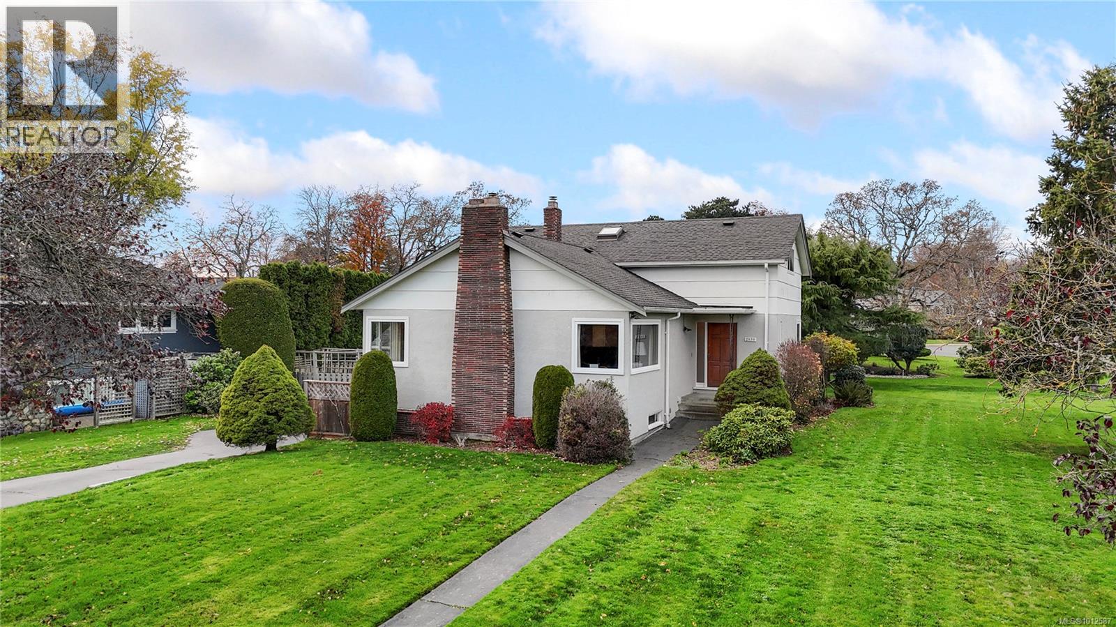 2830 Dunlevy St, Oak Bay, BC V8R 5Z5