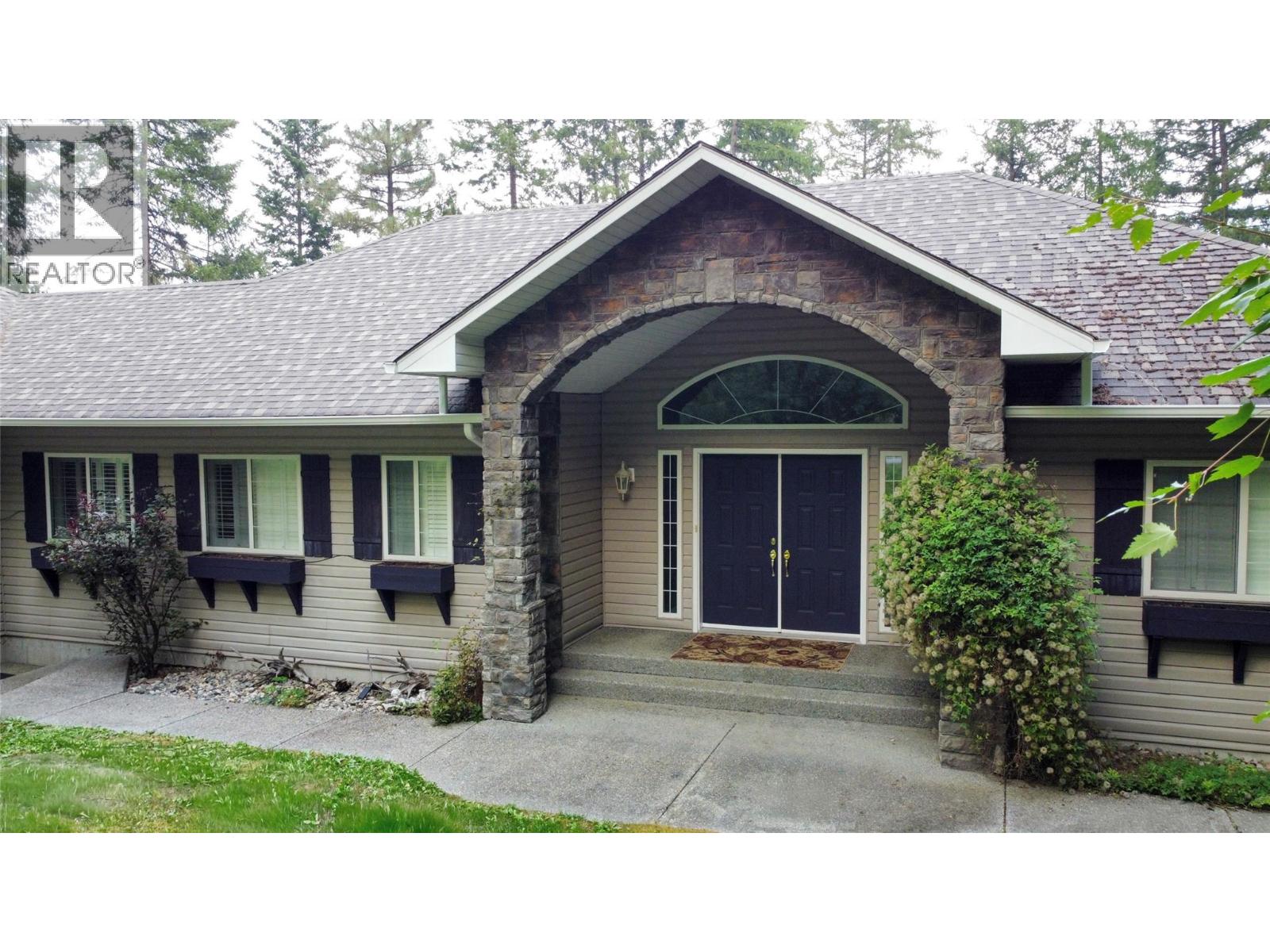 253 Chase Rd, Christina Lake, BC V0H 1E0