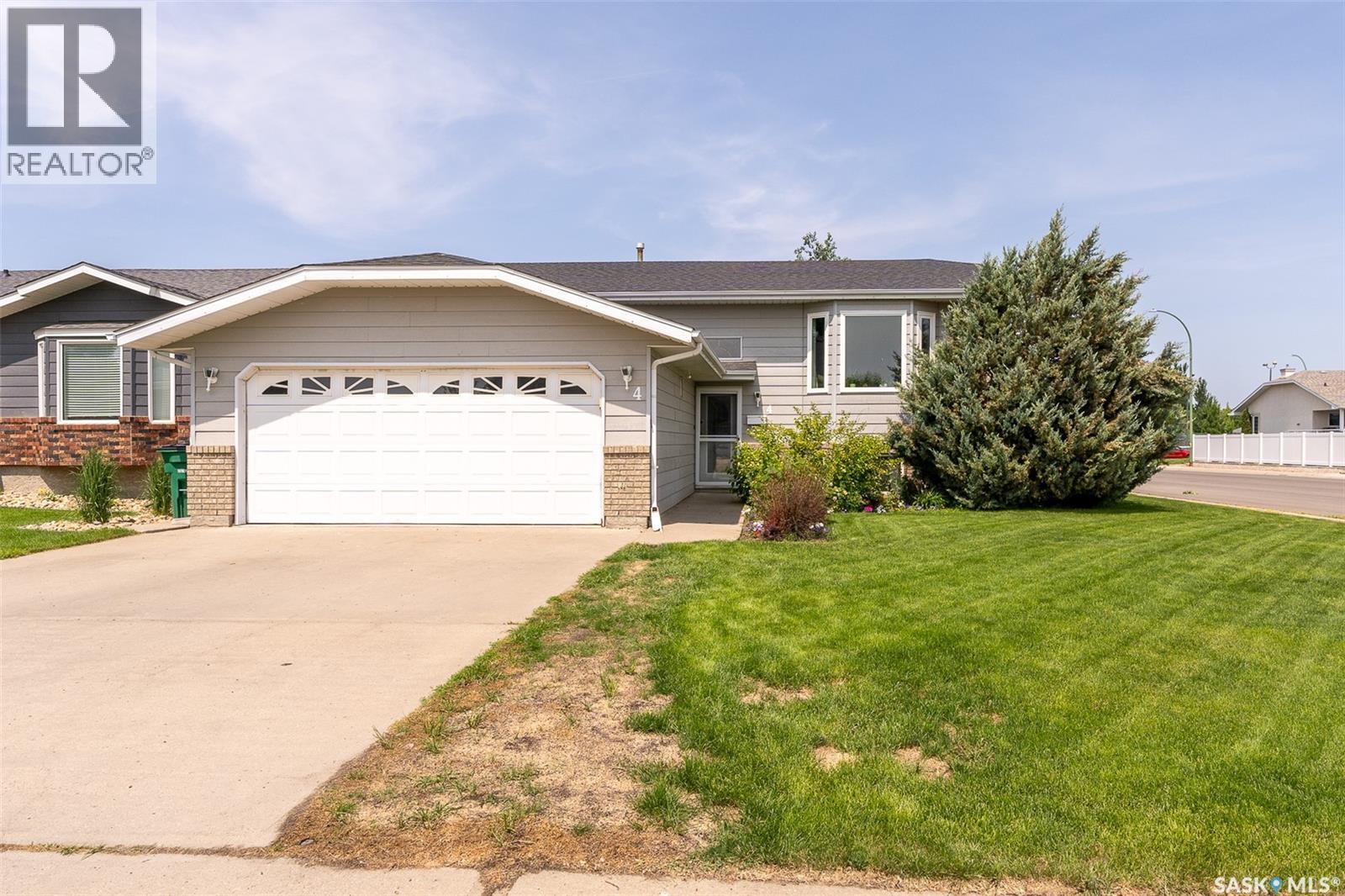 4 Lewry Cres, Moose Jaw, SK S6J 1J8