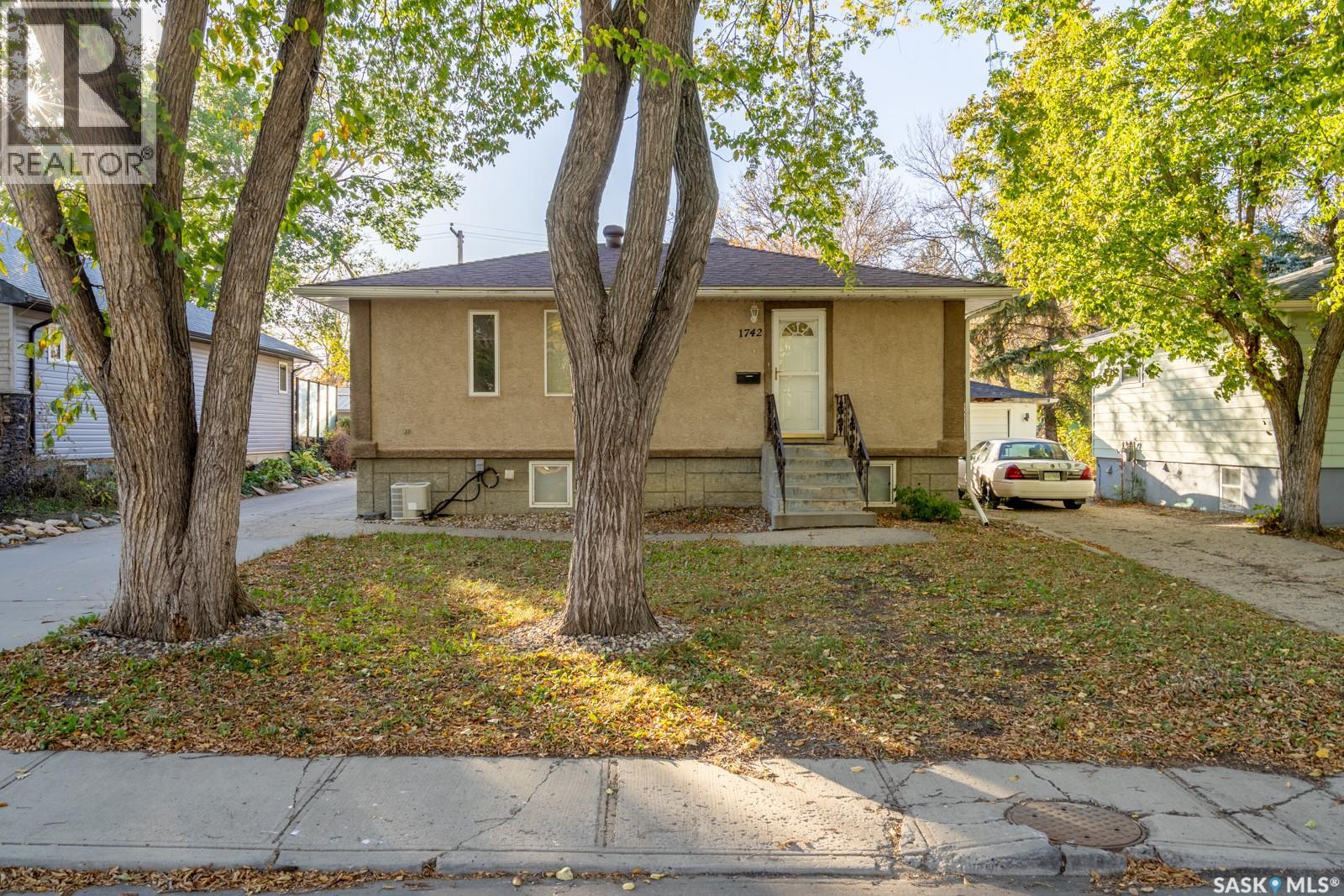 1742 Arthur St, Regina, SK S4T 4W3