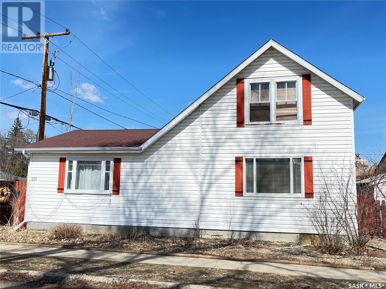 217 2 Avenue, Maple Creek, SK S0N 1N0