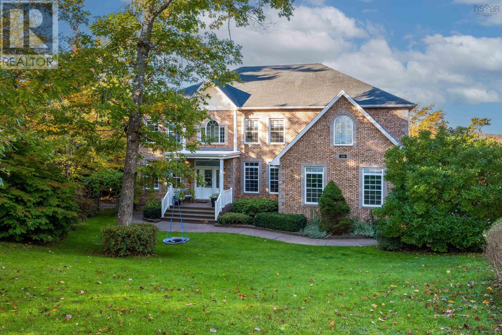 24 Glenmorren Ct, Fall River, NS B2T 1A4