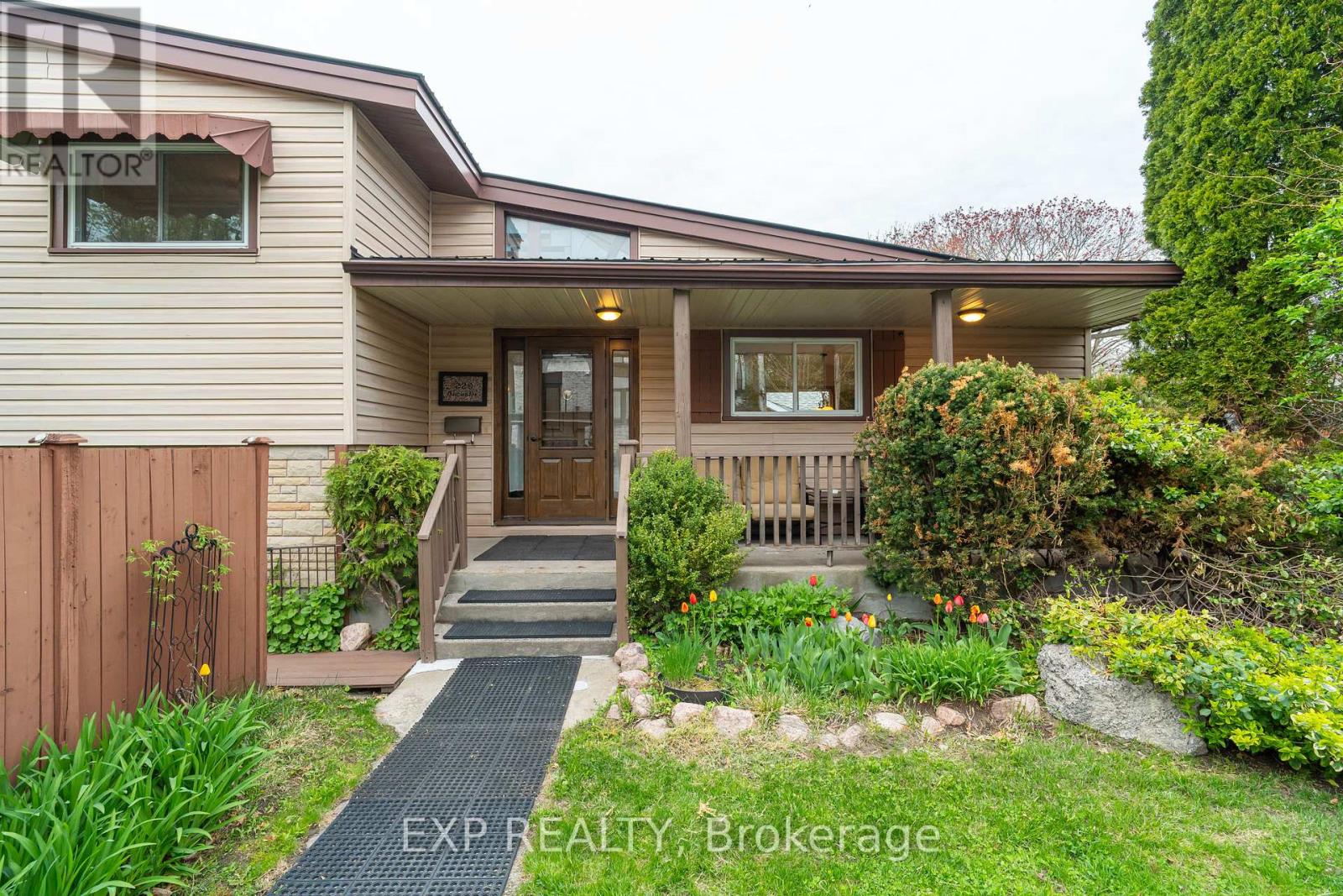 220 Ancaster Ave, Ottawa, ON K2B 5B3