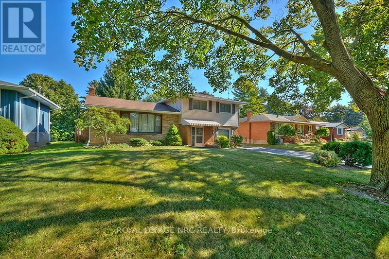 8 La Salle Dr, St. Catharines, ON L2M 2E4