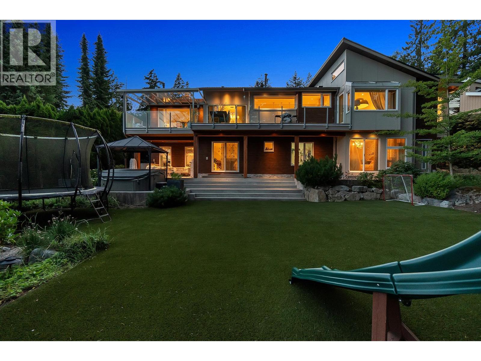 3706 Southridge Pl, West Vancouver, BC V7V 3H8