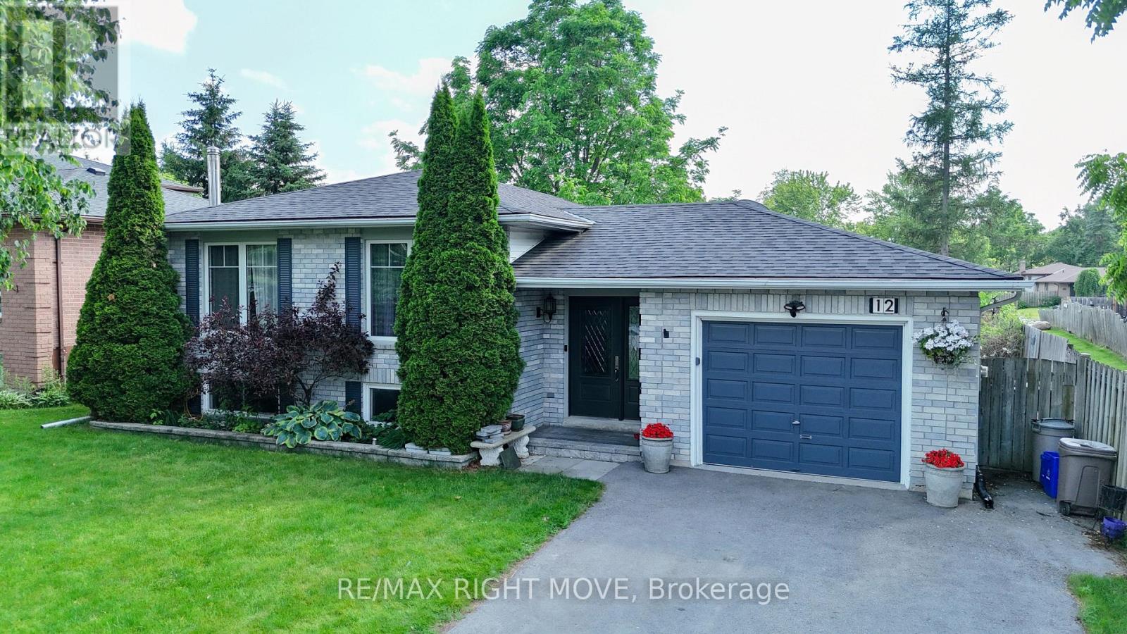 12 Hawkins St, Georgina, ON L0E 1R0