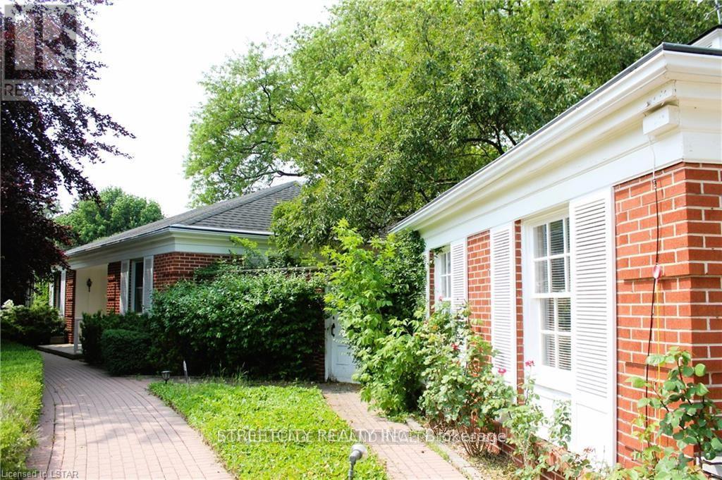 1517 Gloucester Rd, London, ON N6G 2S5