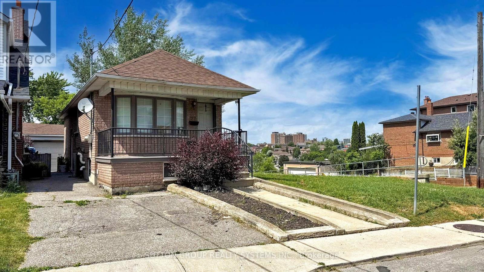 122 Hatherley Rd, Toronto, ON M6E 1W5