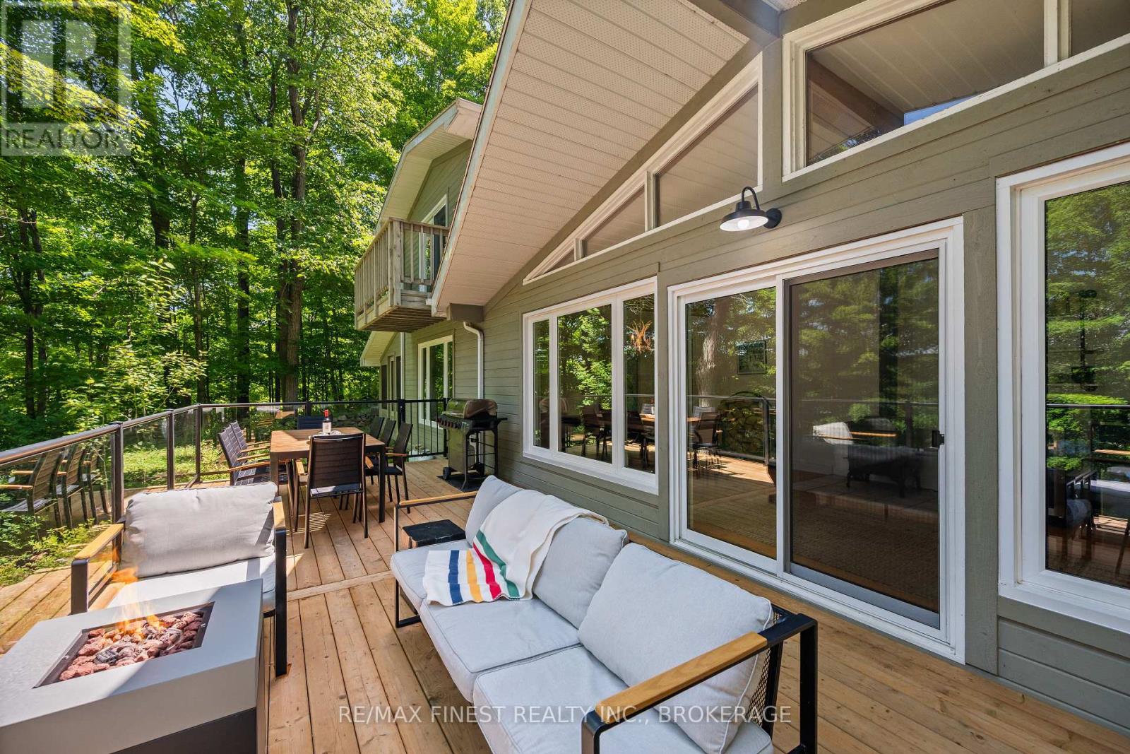 32 Oakwood Ln, South Frontenac, ON K0H 1W0