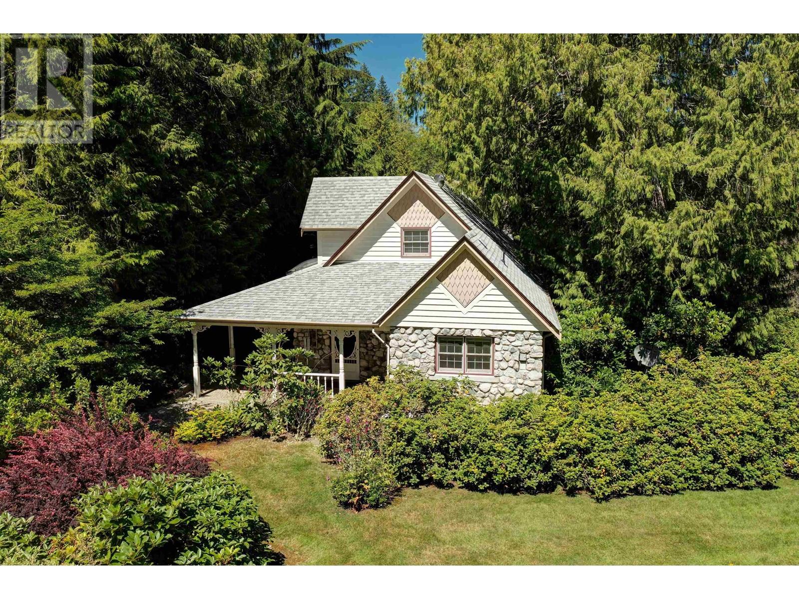 5479-5487 Brooks Rd, Halfmoon Bay, BC V7Z 1G1