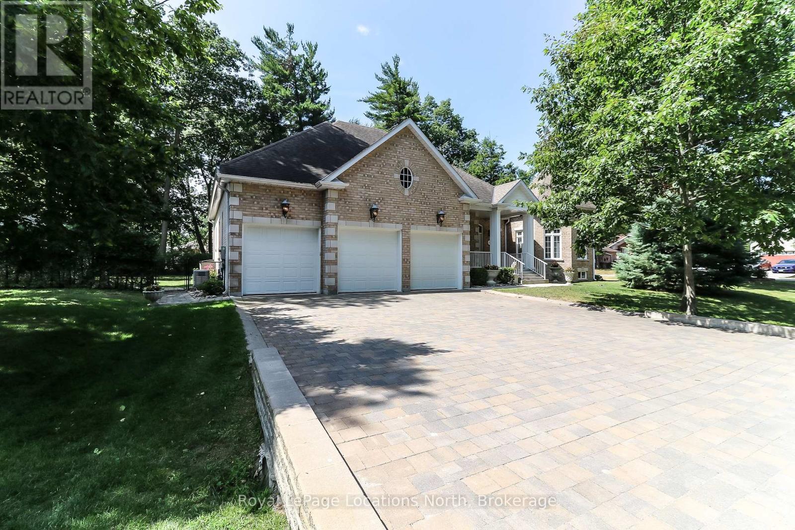 15 Downer Cres, Wasaga Beach, ON L9Z 1C2