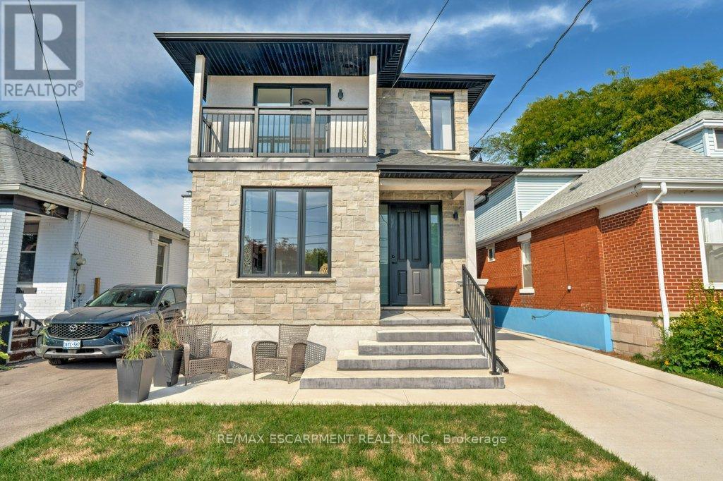 38 E 16th St, Hamilton, ON L9A 4H9