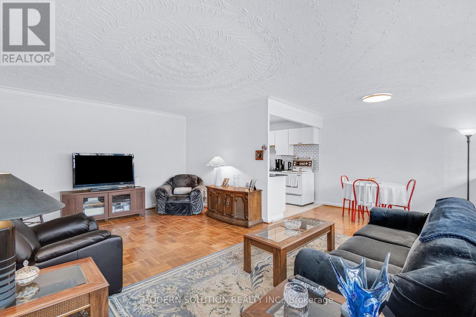 1 8 Kinsdale Blvd, Toronto, ON M8Y 1T9