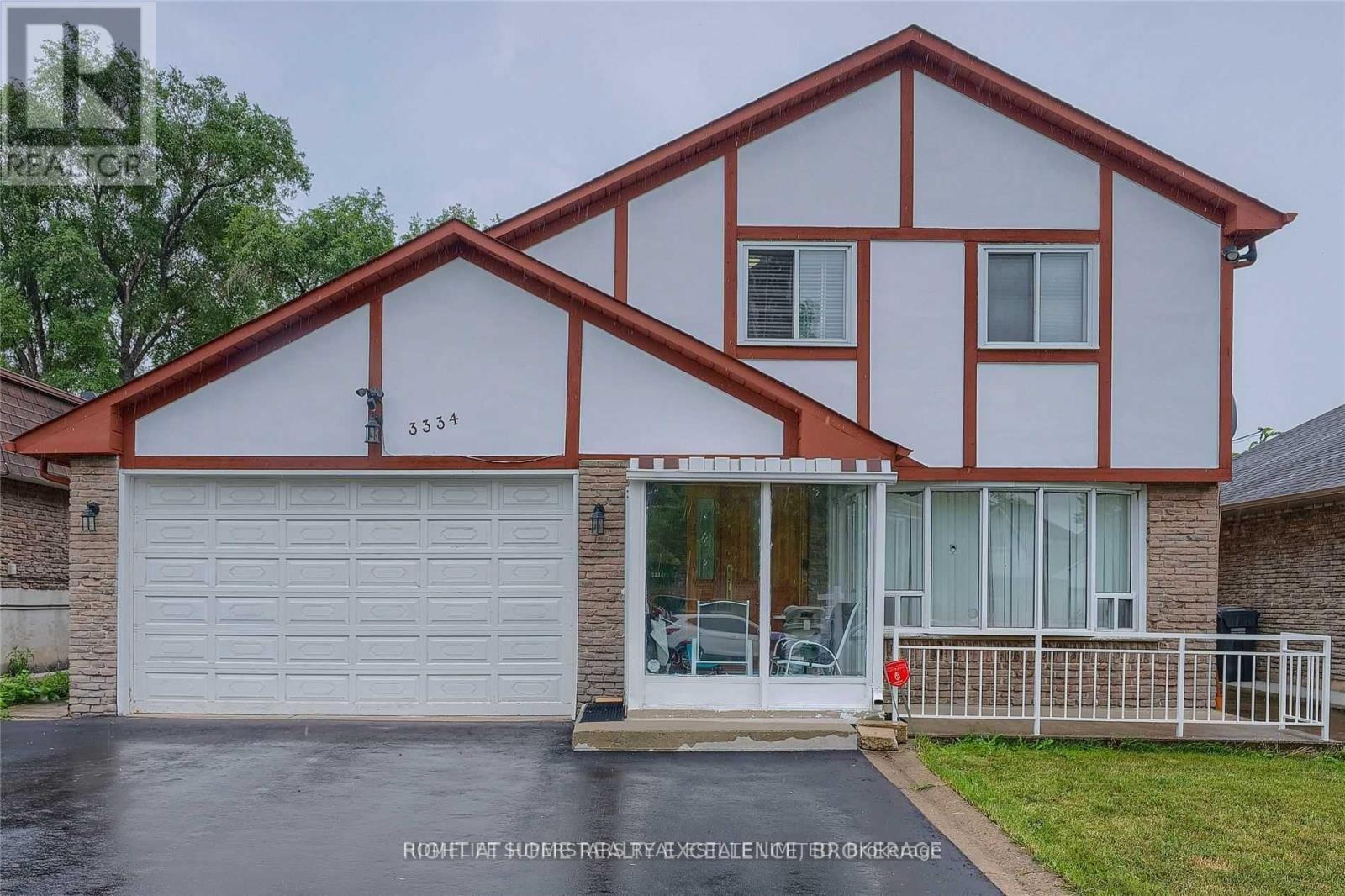 3334 Brandon Gate Dr, Mississauga, ON L4T 2G4
