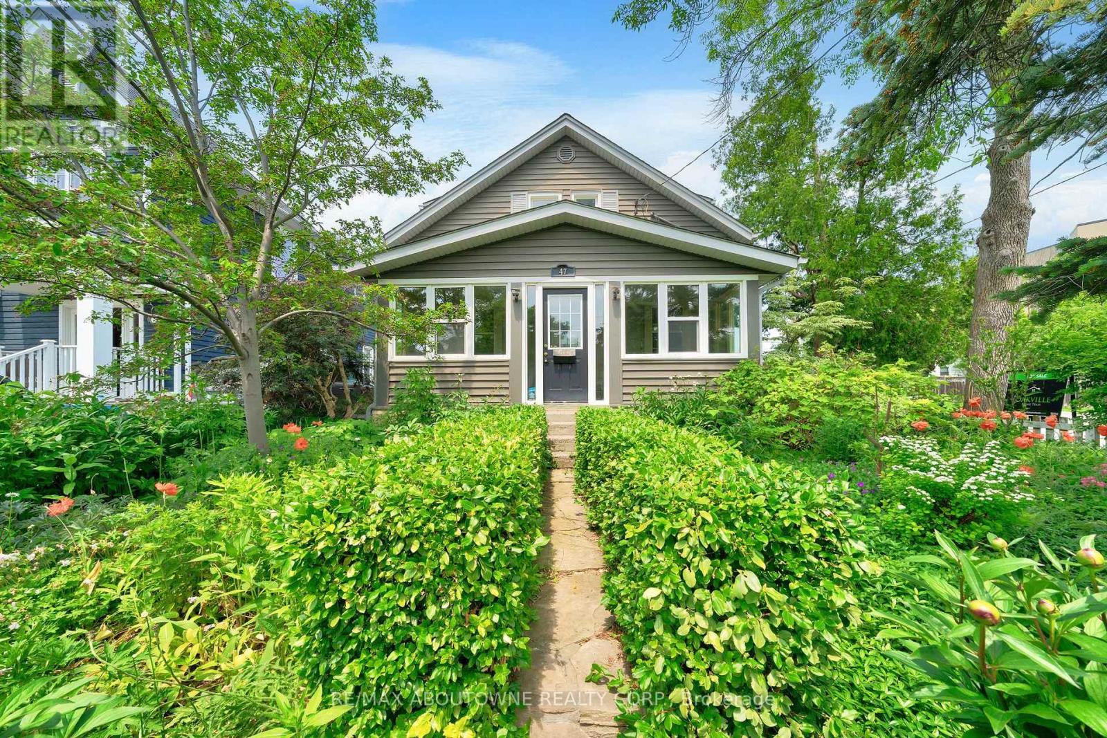 47 Stewart St, Oakville, ON L6K 1X6