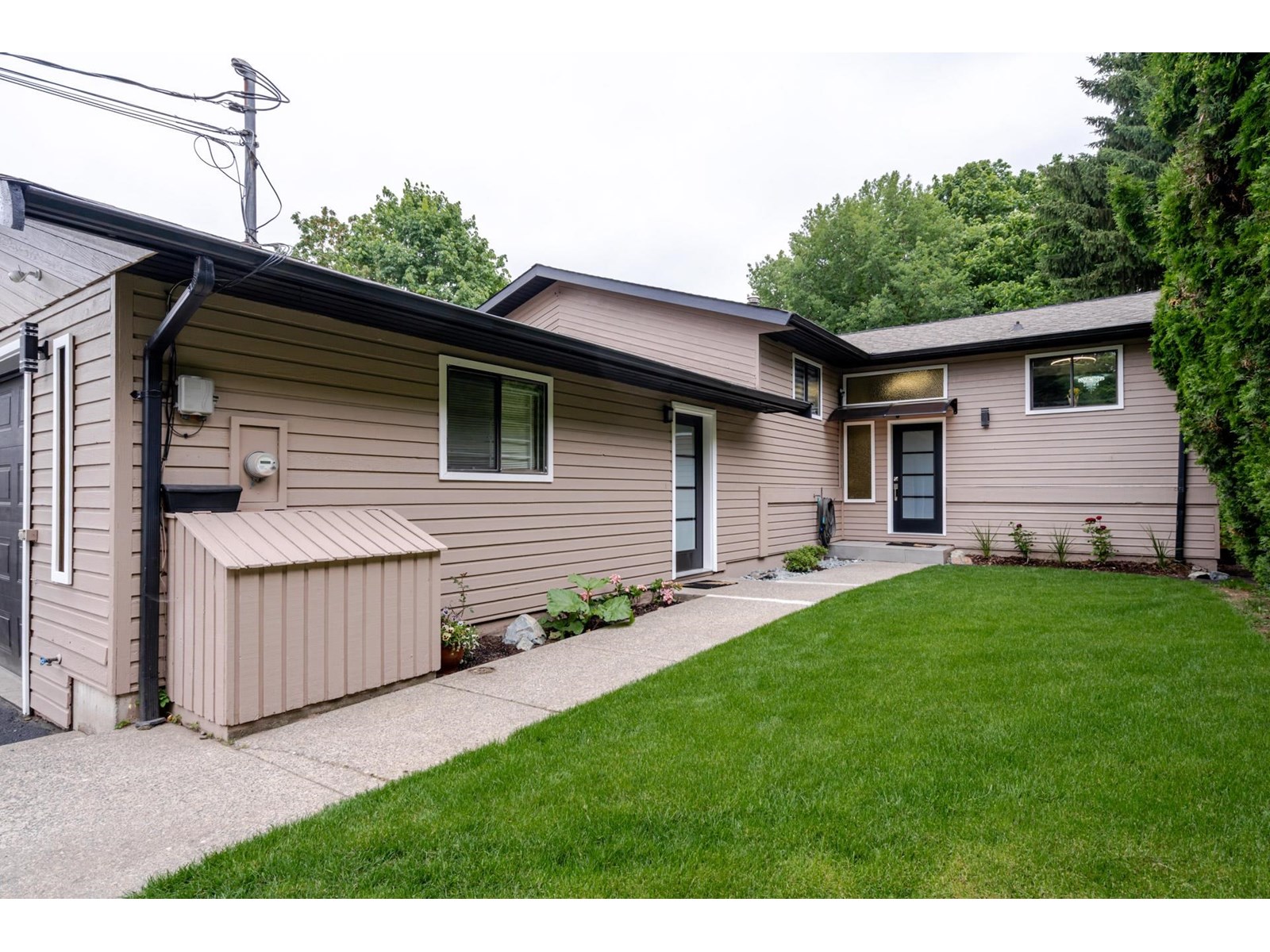 33897 Walnut Ave, Abbotsford, BC V2S 2S2