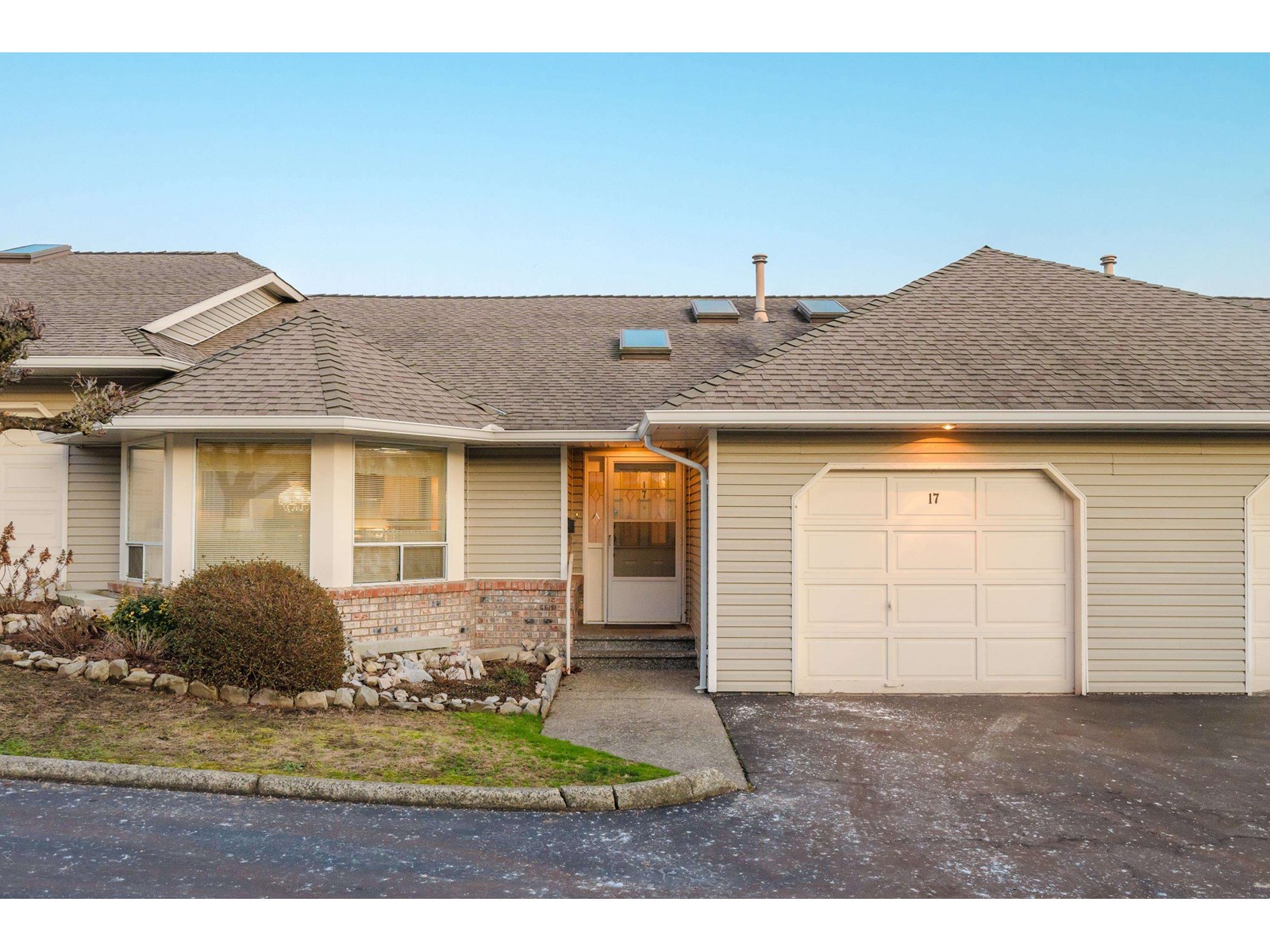 32615 Murray Avenue Unit 17, Abbotsford, BC V2T 4T8