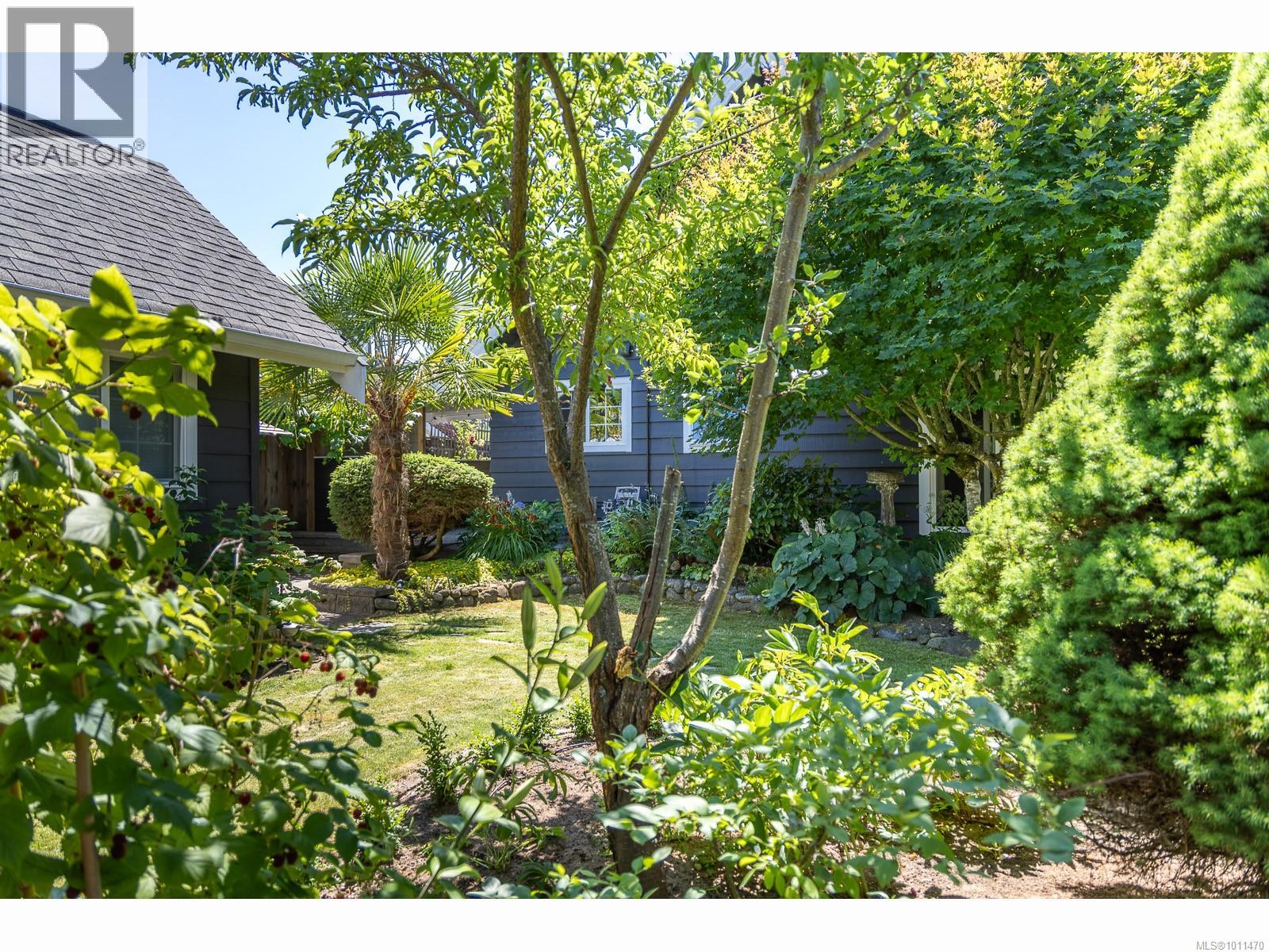 227 Fifth Ave W, Qualicum Beach, BC V9K 1S2
