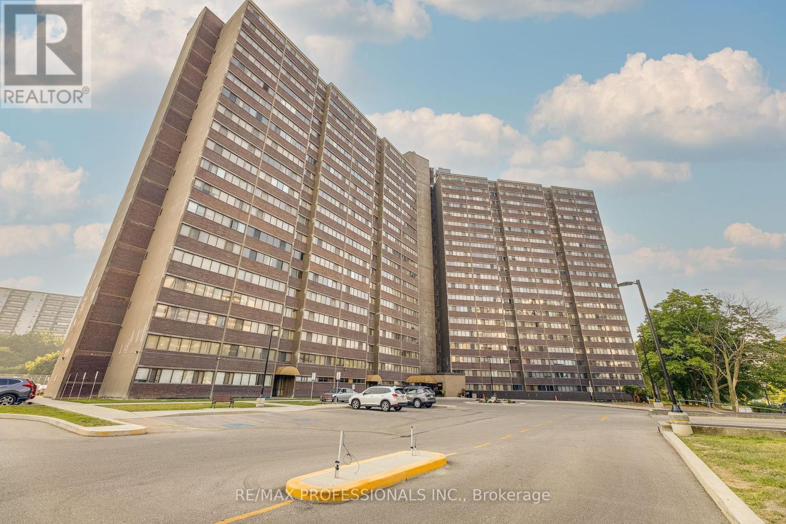 907 11 Wincott Dr, Toronto, ON M9R 2R9