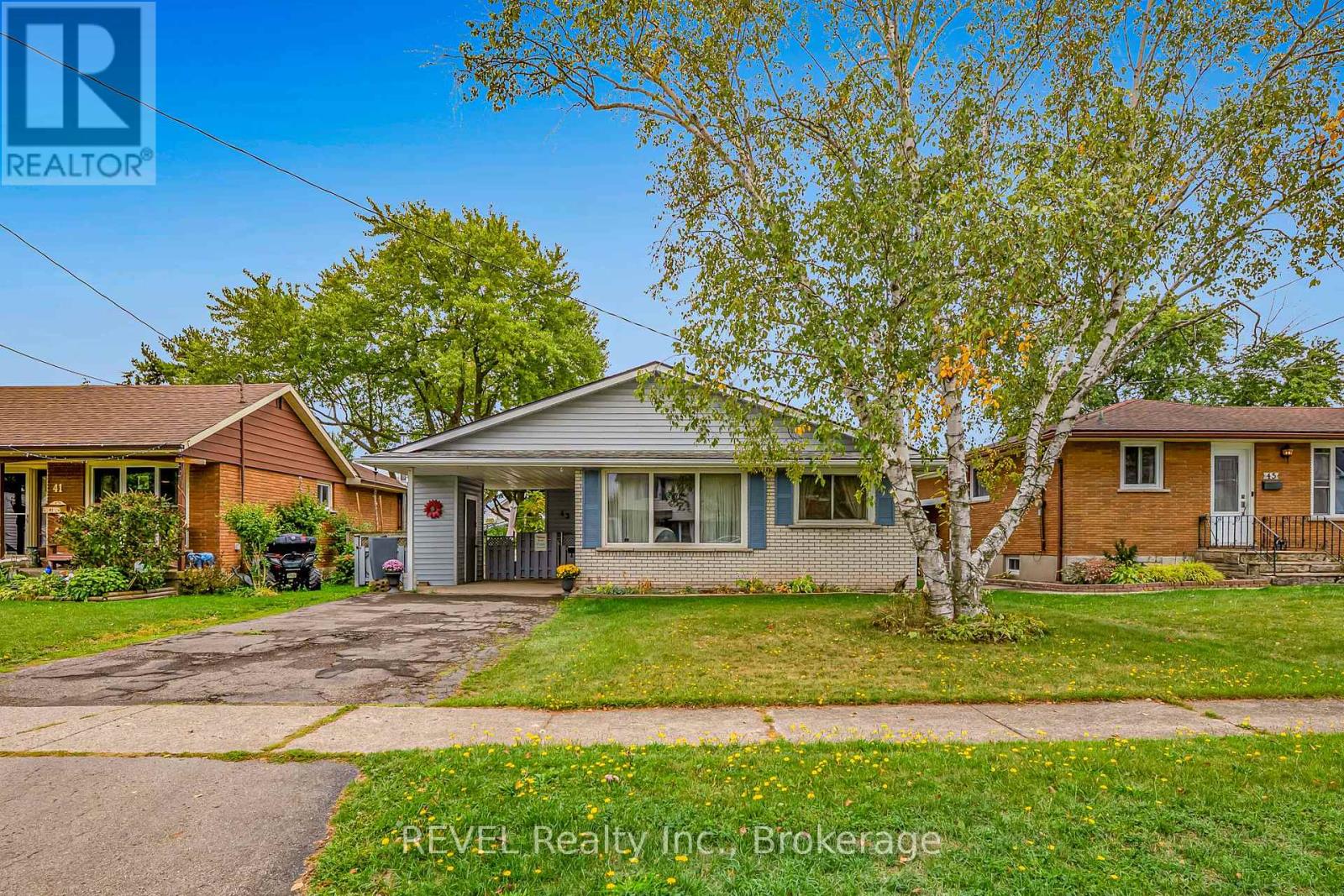 43 Bowden St, Fort Erie, ON L2A 2P5