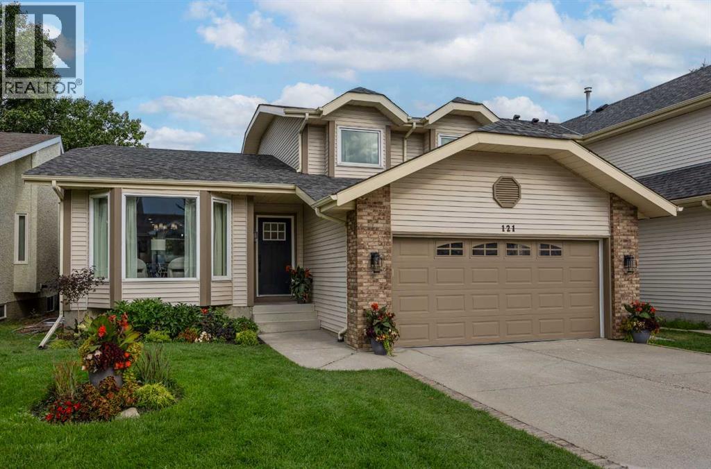 121 Woodford Close SW, Calgary, AB T2W 6E2