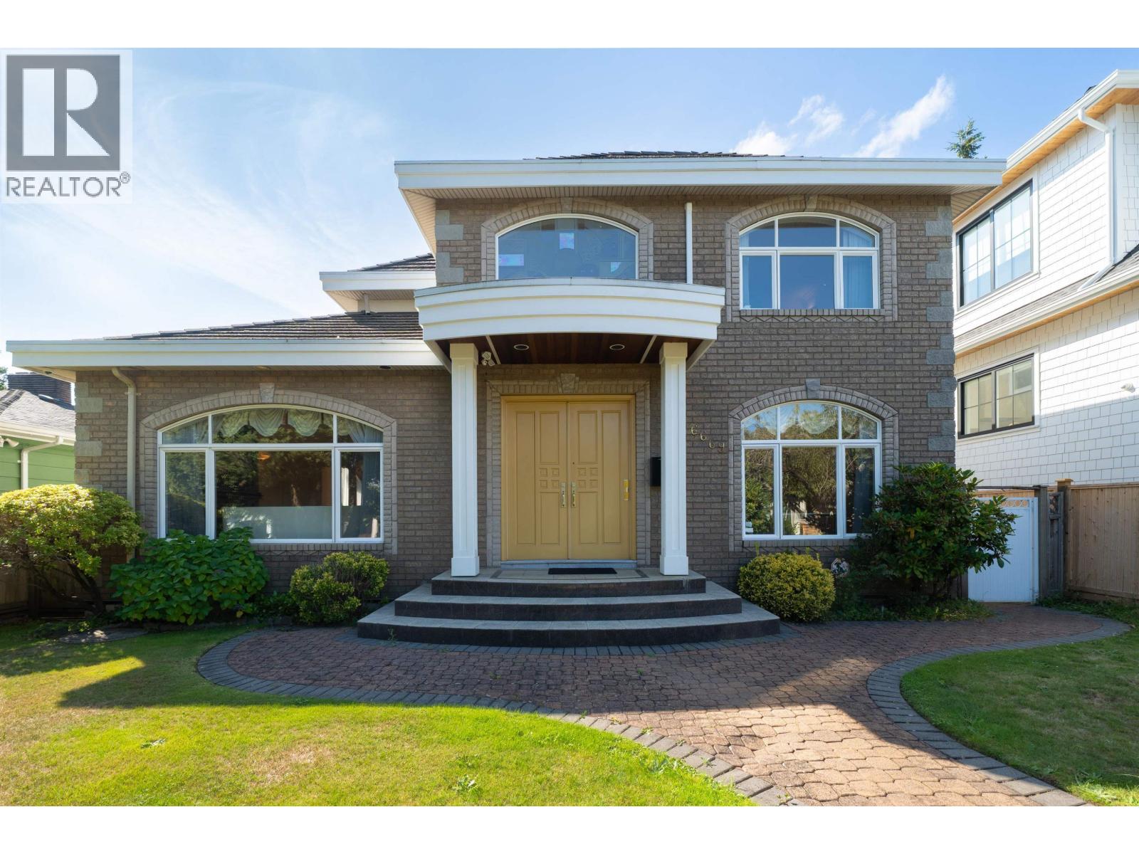 6669 Heather St, Vancouver, BC V6P 3P3