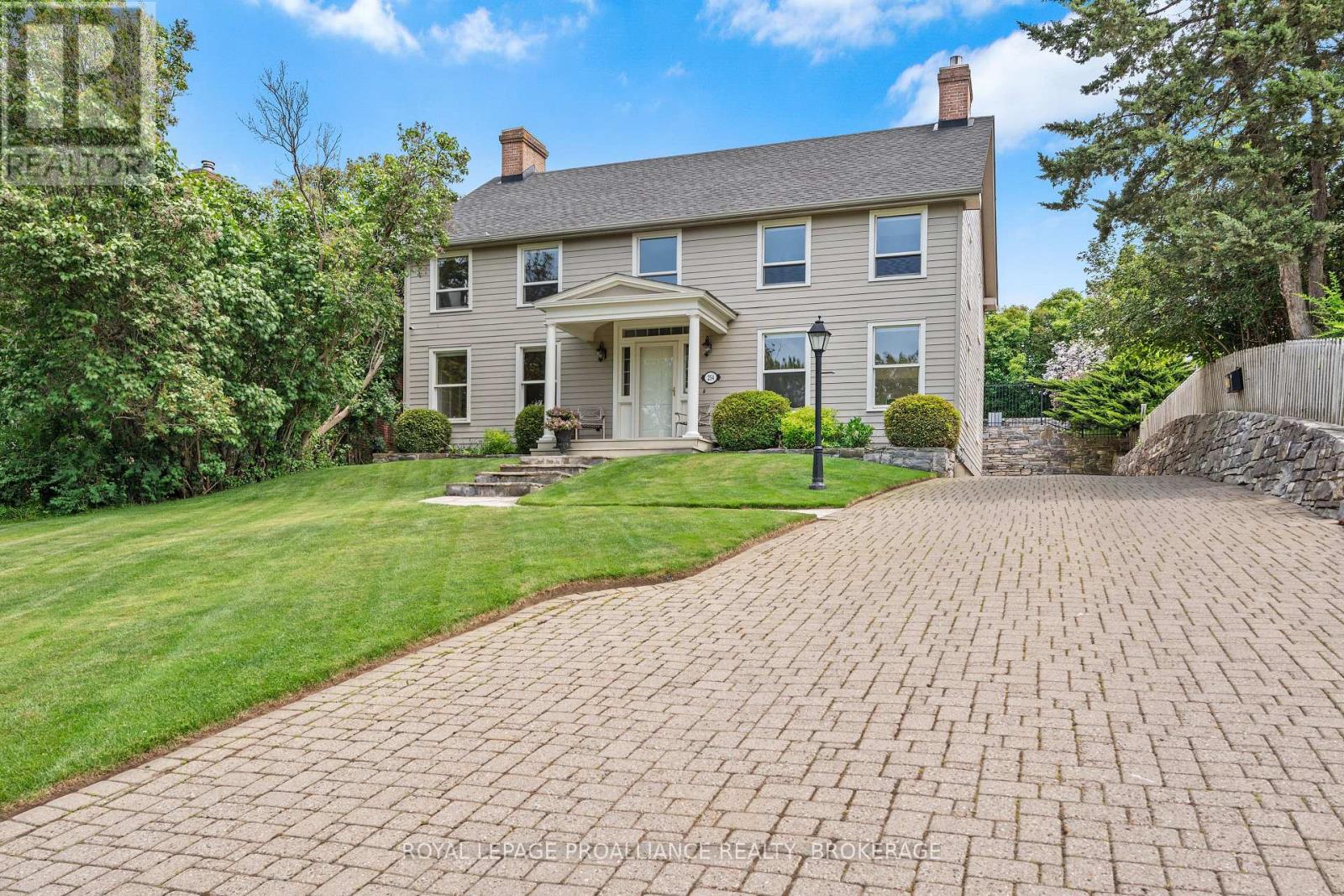 254 Main St, Kingston, ON K7K 6W4