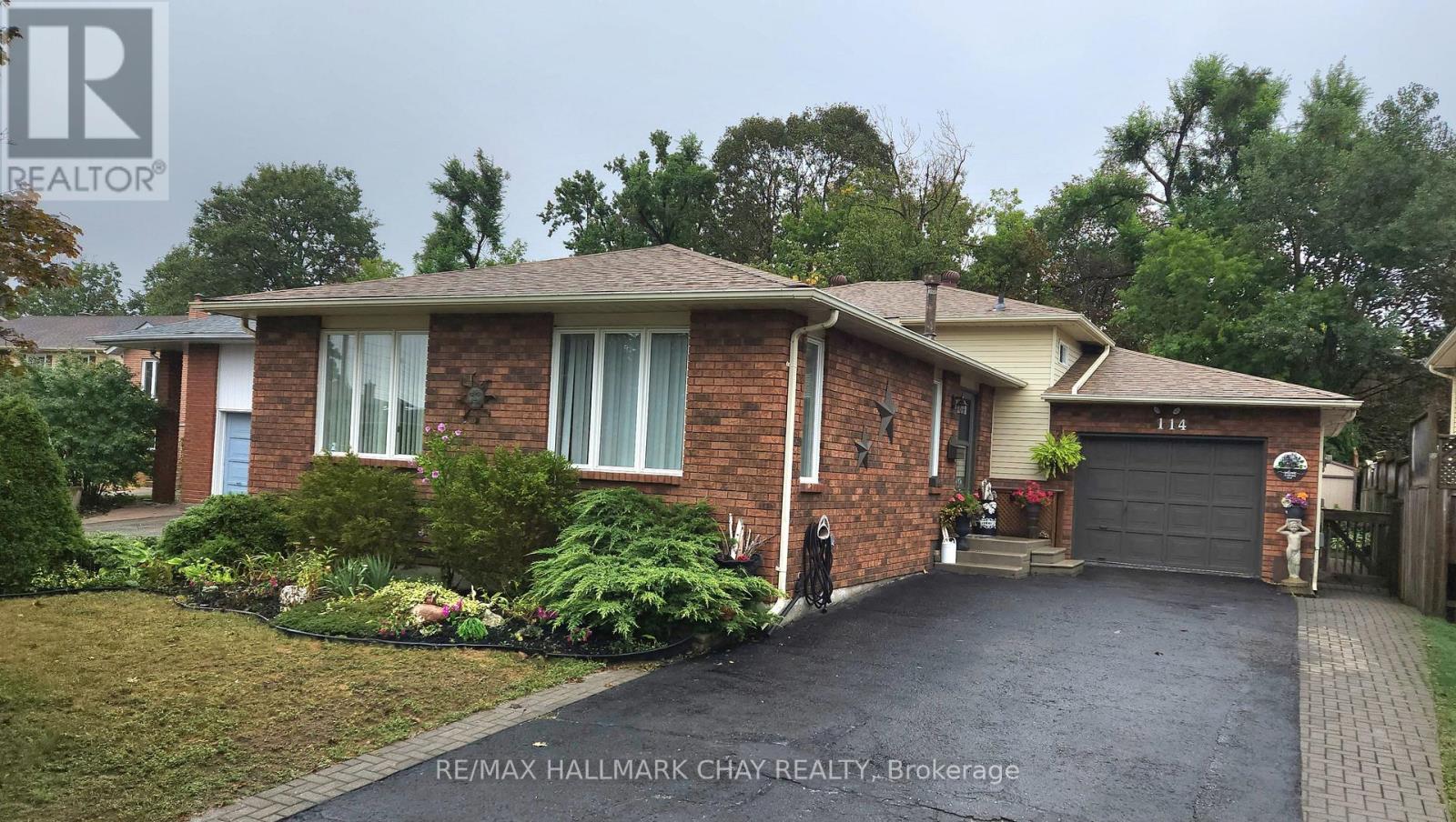 114 Chieftain Cres, Barrie, ON L4N 6J3