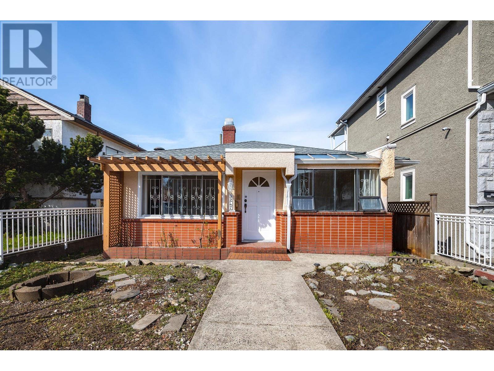 3247 Napier St, Vancouver, BC V5K 2X2