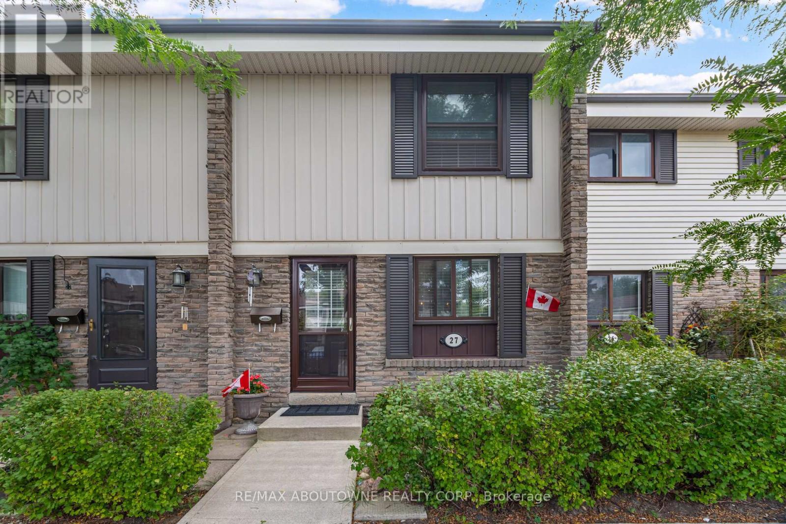 27 2779 Gananoque Dr, Mississauga, ON L5N 2E4