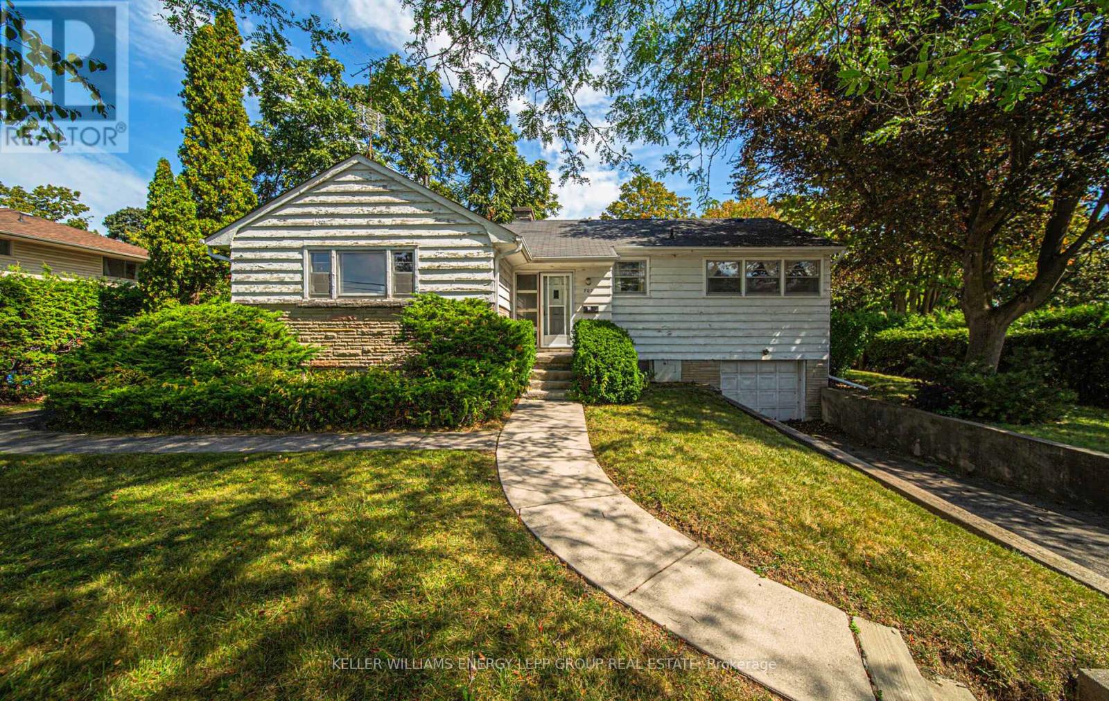 707 Henry St, Whitby, ON L1N 5E2