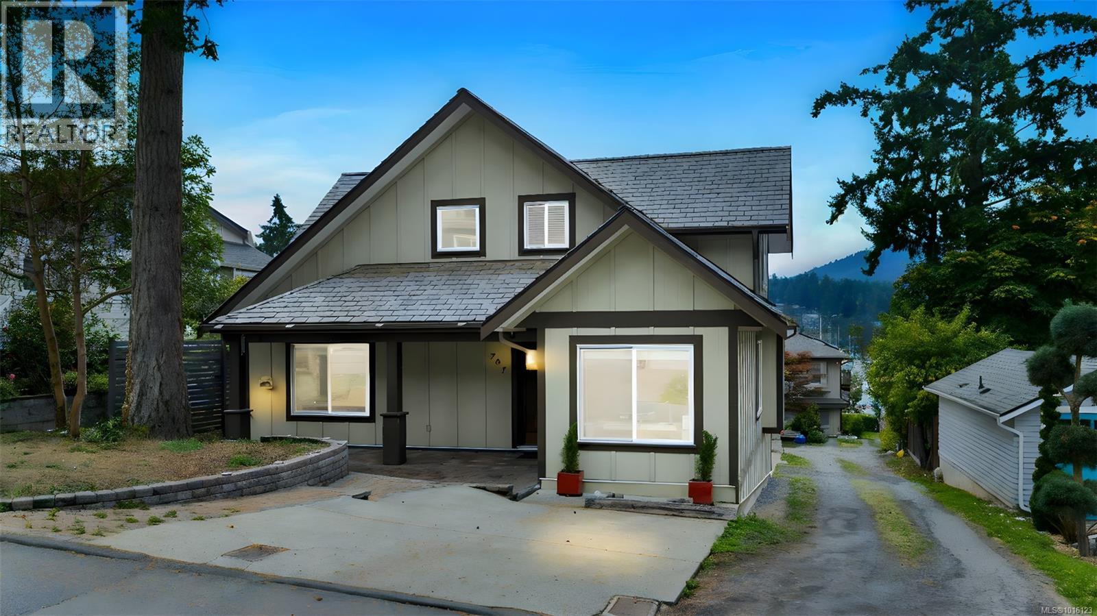 767 Harding Ln, Central Saanich, BC V8M 2G2