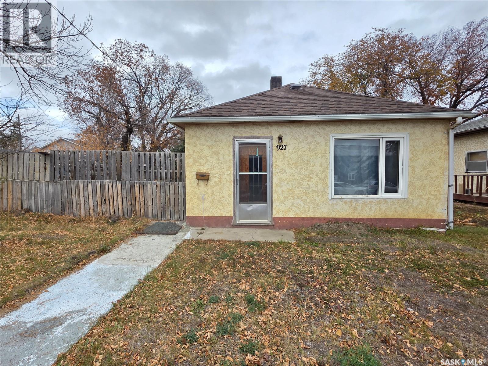 927 N Railway St E, Swift Current, SK S9H 1E4