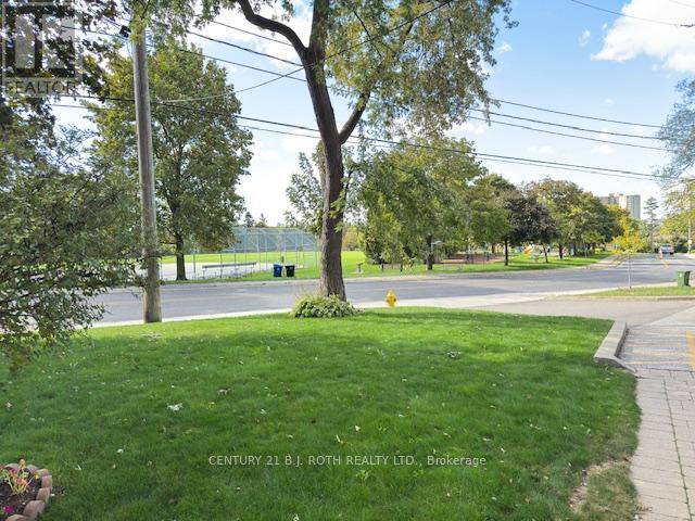 610 50 Gulliver Rd, Toronto, ON M6M 2N2