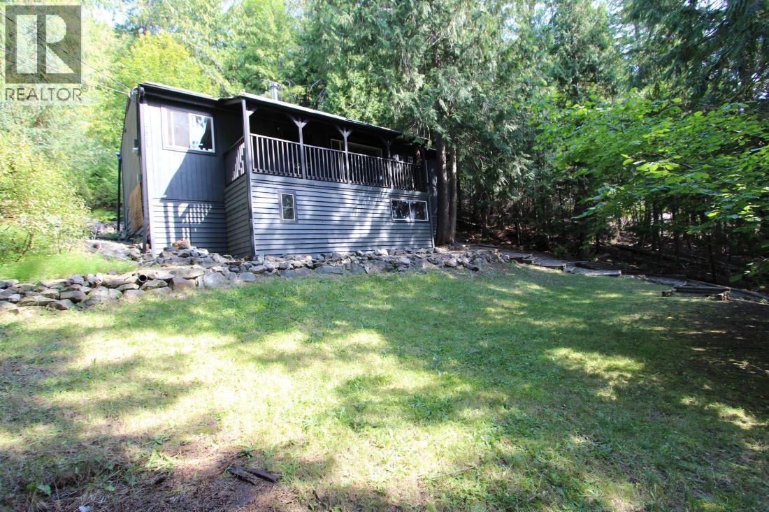 7521 Castle Hts, Anglemont, BC V0E 1M8