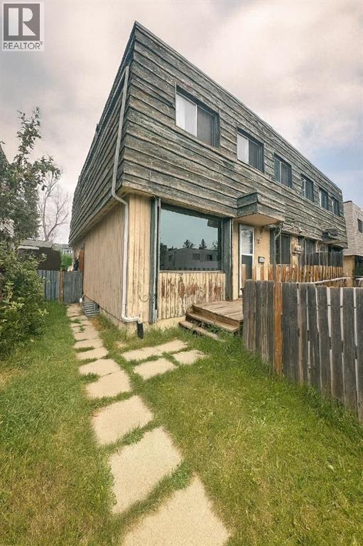 11 Blackthorn Bay Ne Unit 3, Calgary, AB T2K 5L4