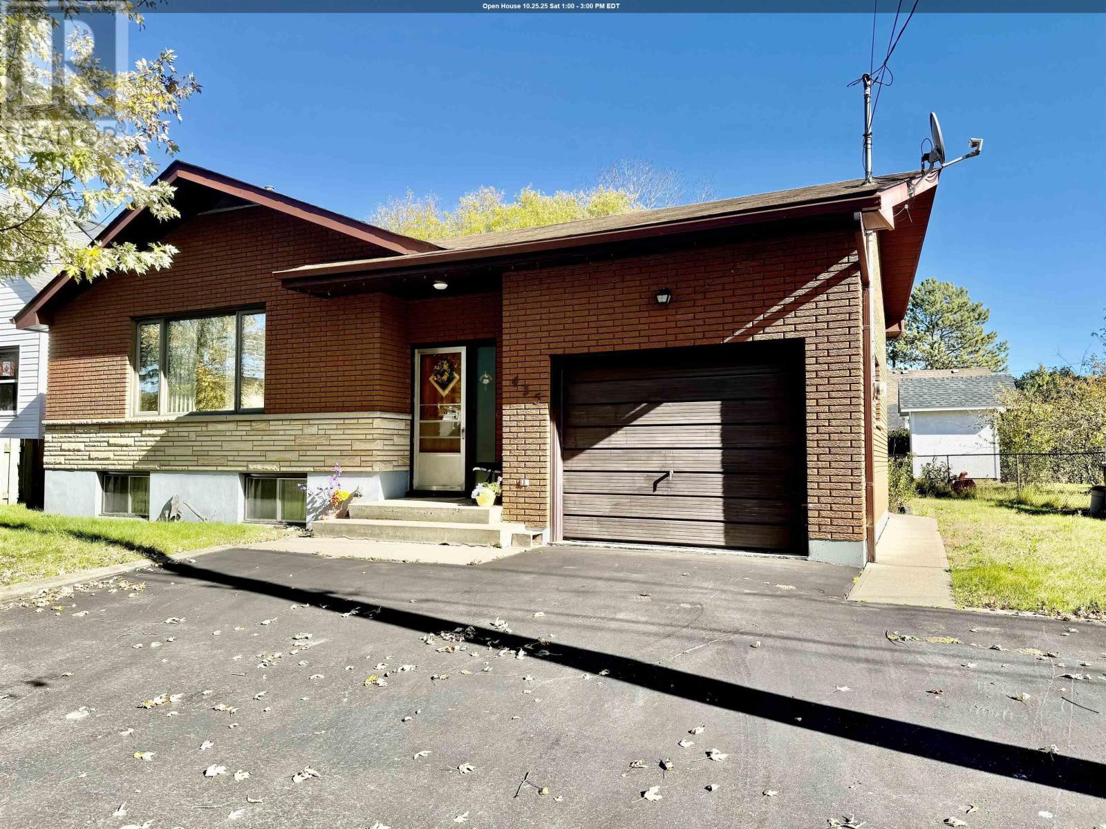 435 Frankwood Ave, Thunder Bay, ON P7B 4R3