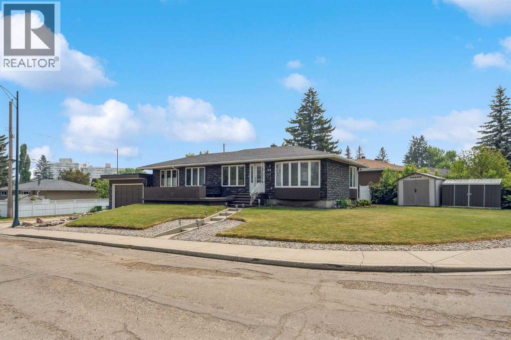 25 Manor Rd SW, Calgary, AB T2V 2A1