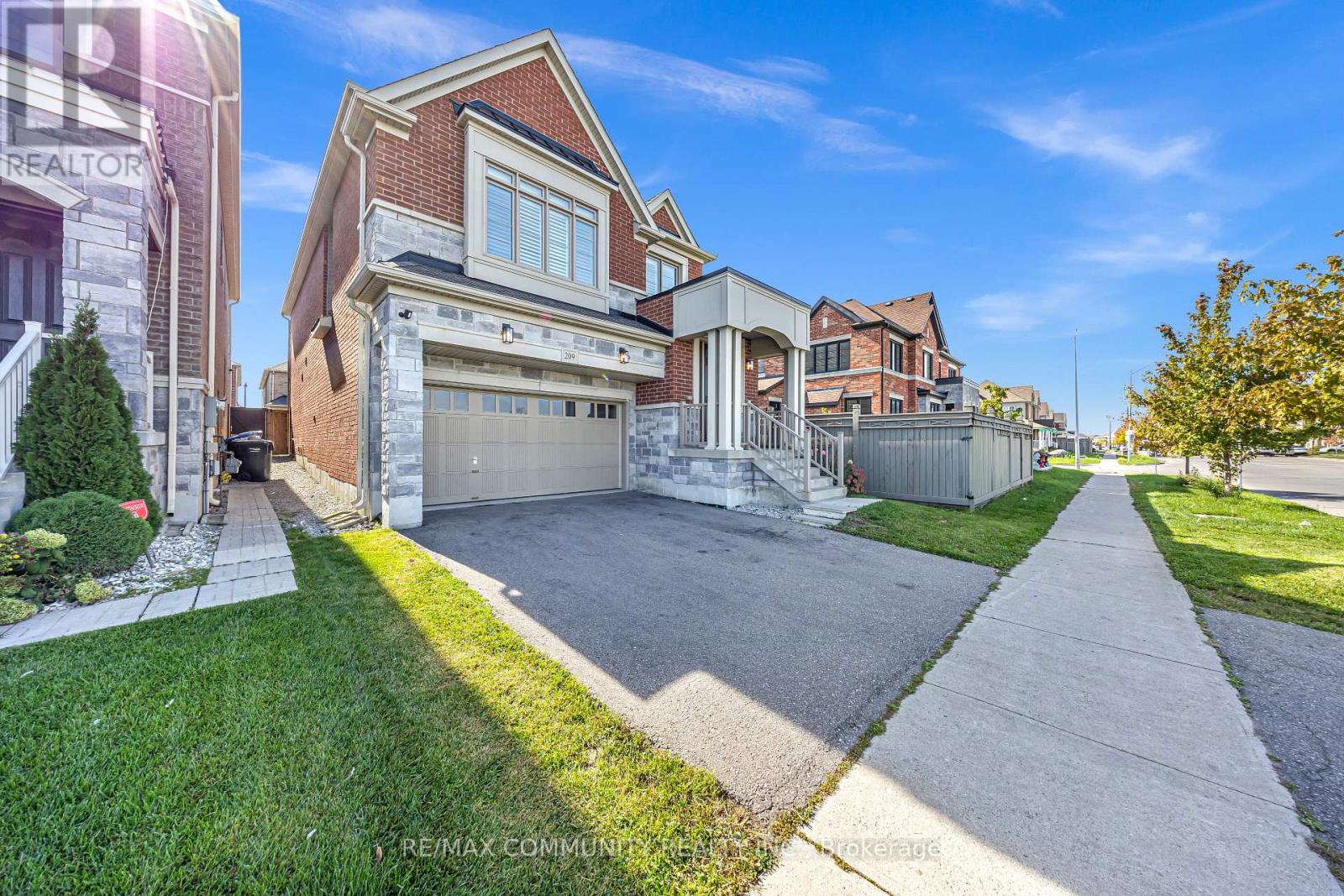 209 Castle Oaks Xing, Brampton, ON L6P 3X3