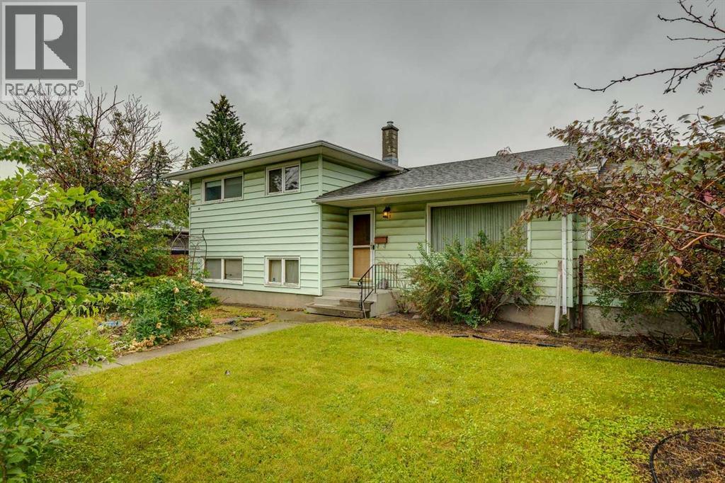 27 Winchester Cres SW, Calgary, AB T3C 2T9