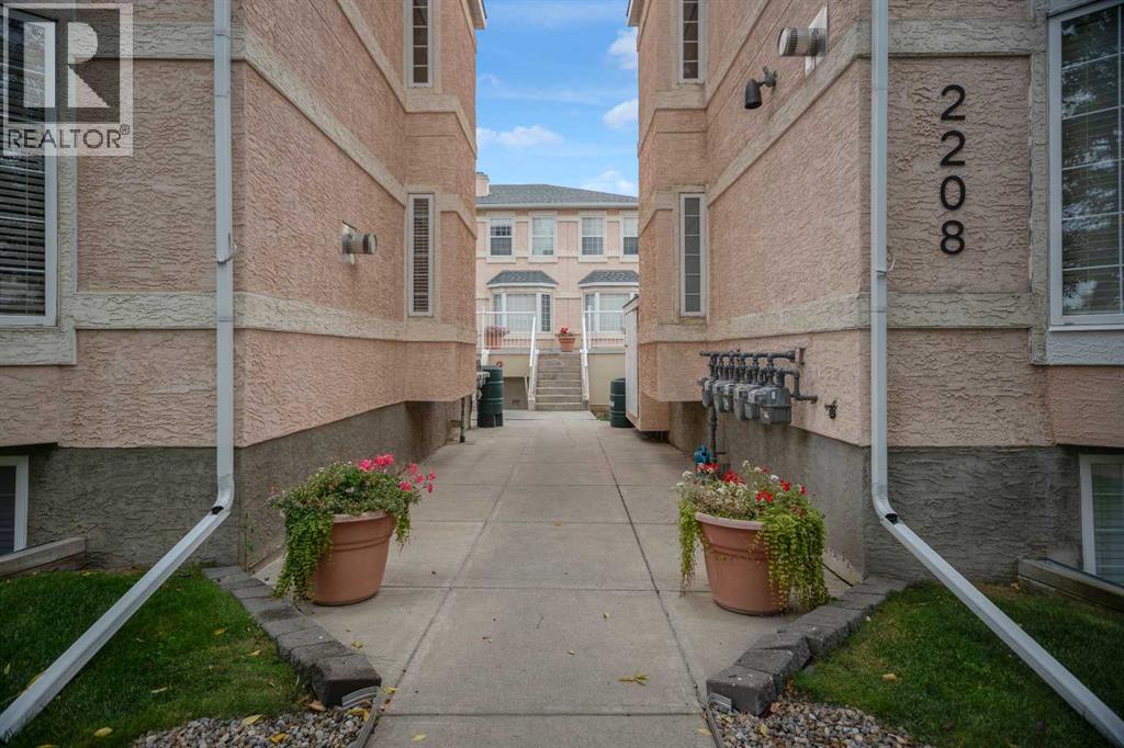 2208 29 Street Sw Unit 2, Calgary, AB T3E 2K2