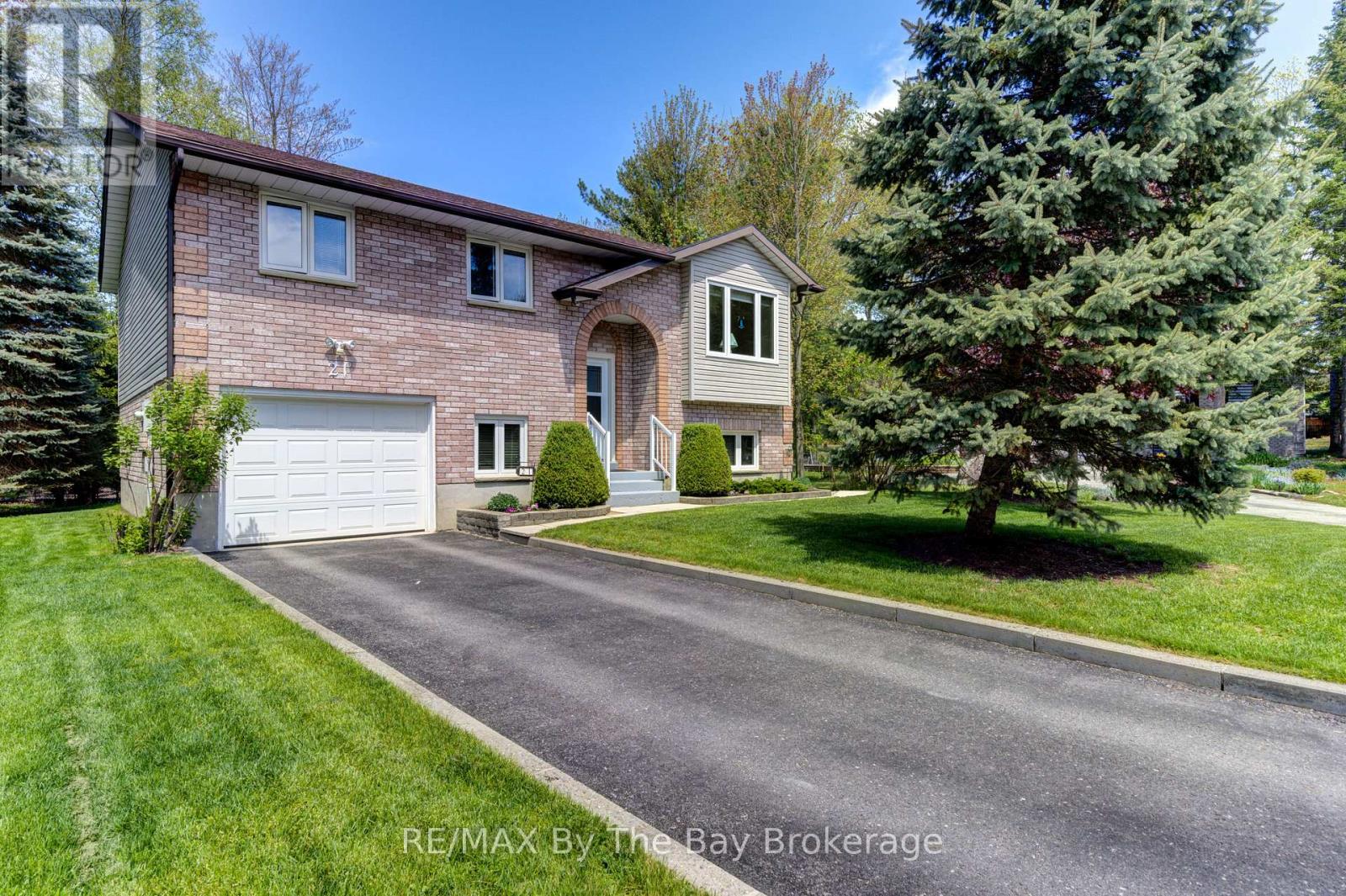 21 Portugal Path, Wasaga Beach, ON L9Z 1L2