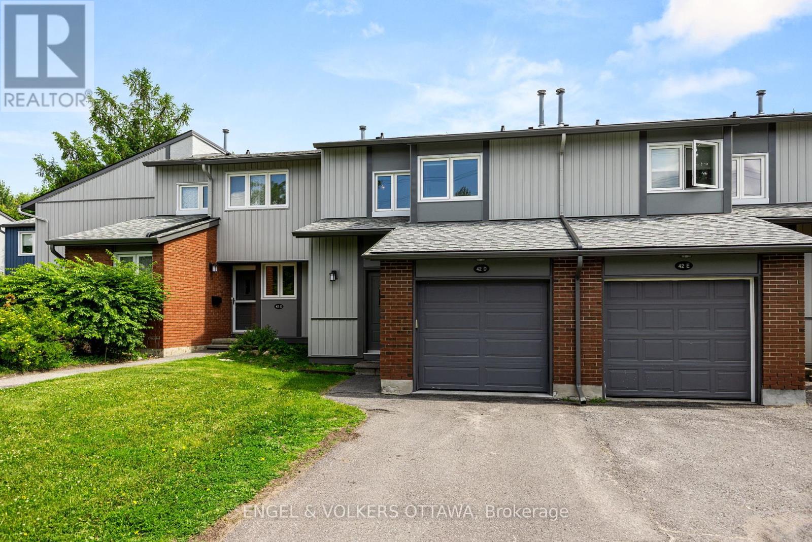 42 Benlea Dr #d, Ottawa, ON K2G 4A9