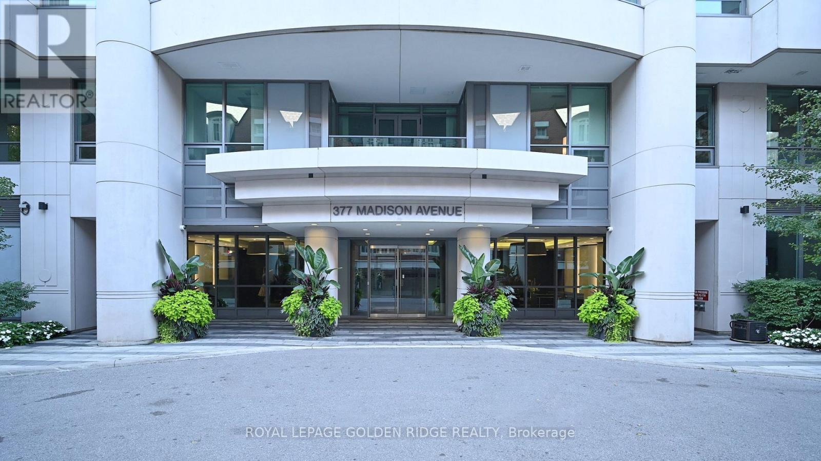 224 377 Madison Ave, Toronto, ON M4V 3E1